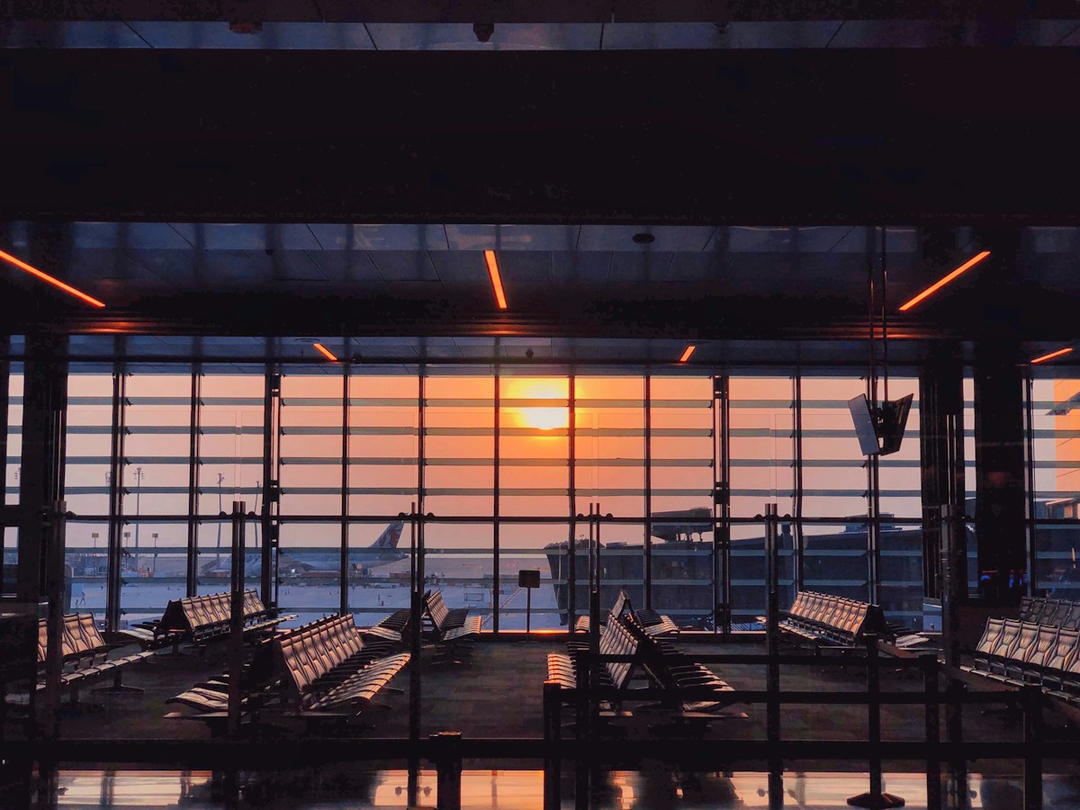 Navigating Airport Arrival Planning: Compare Time, Convenience, and Support