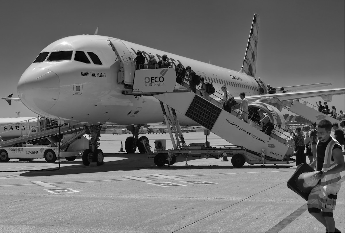 Navigating Airport Pickup & Meet-and-Greet: Compare Time, Convenience, and Support